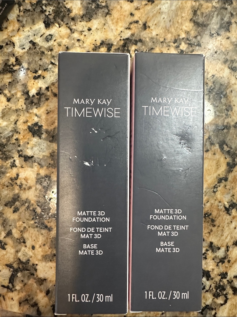 Mary Kay TimeWise Matte 3D Foundation - Black with Pink Trim